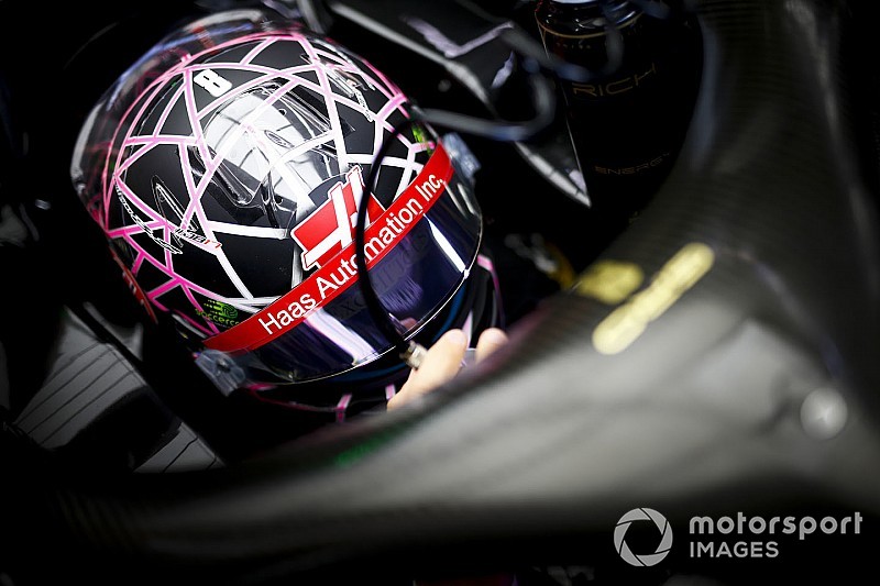 „Akció közben” Grosjean „pókemberes” F1-es sisakja