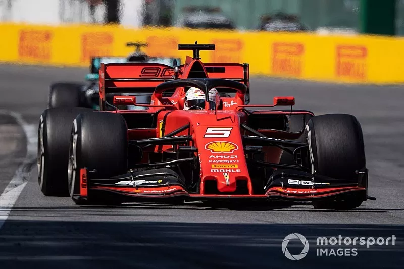 Sebastian Vettel, Ferrari SF90, voor Lewis Hamilton, Mercedes AMG F1 W10