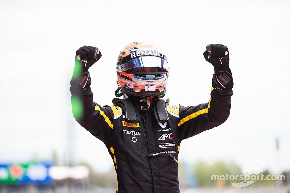 Lundgaard nyerte az F2 sprintfutamát, Schumacher tovább növelte az előnyét, Vips először a dobogón