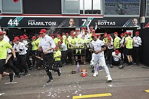 Hamilton bosszút állt a Mercedes taktikai hibájáért