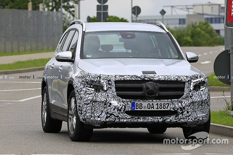 Mercedes почав анонсувати прем’єру кросовера GLB