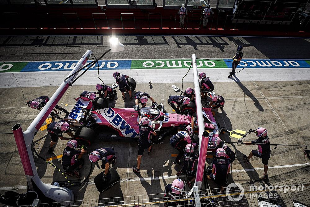 Sergio Perez, Racing Point RP20, ai box durante le prove libere