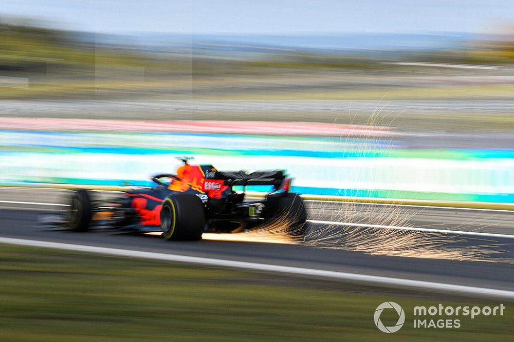 Alex Albon, Red Bull Racing RB16, expulse des étincelles