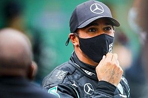 Hamilton wint ondanks krampen: "Moest liften van de pijn"