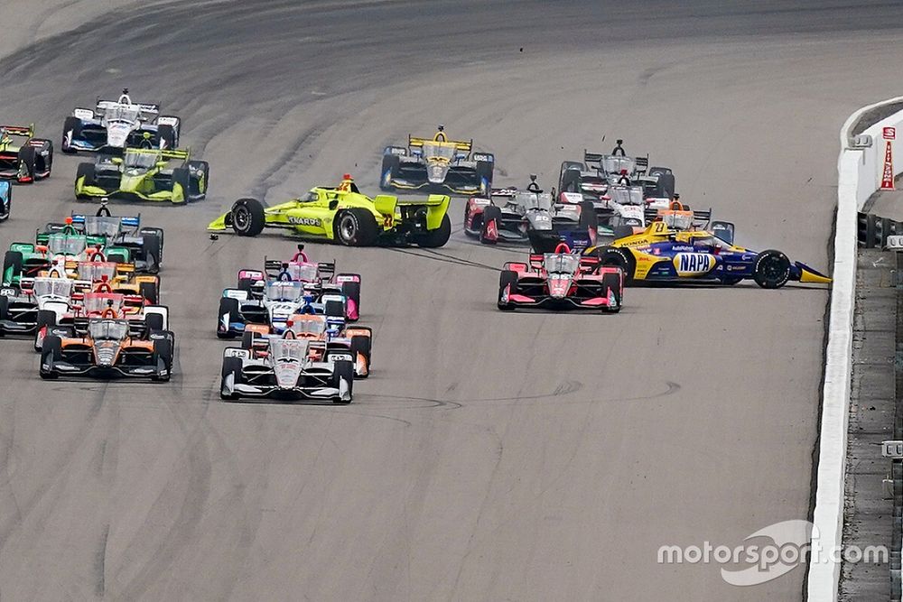Три пилота одной команды попали в завал на гонке IndyCar