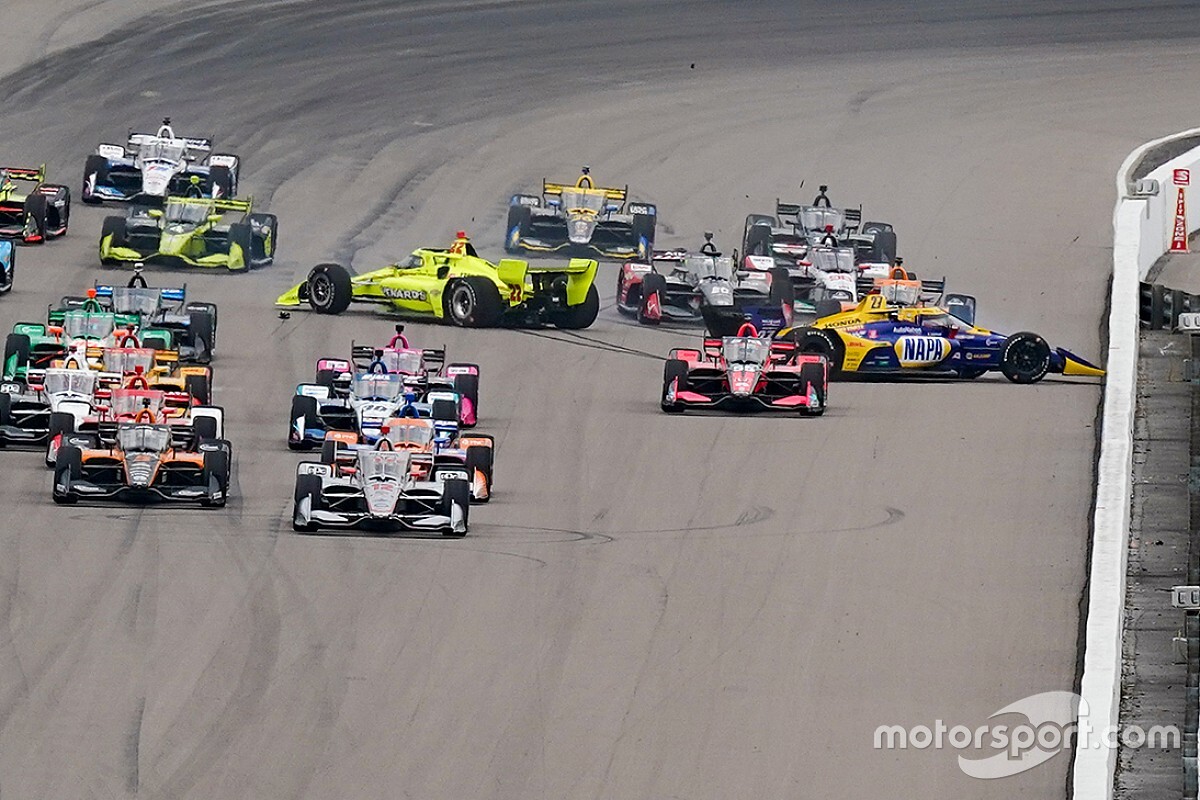 Три пилота одной команды попали в завал на гонке IndyCar