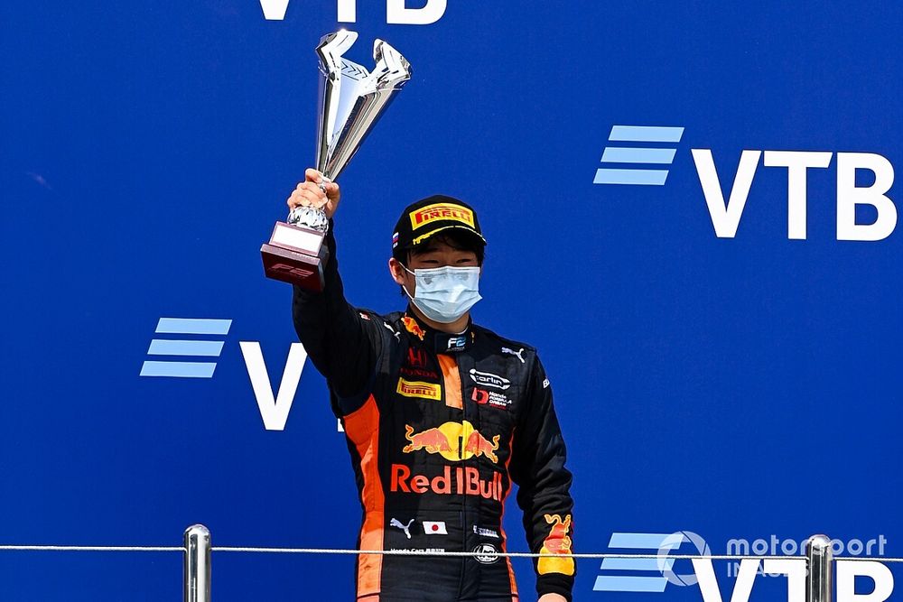 Yuki Tsunoda, Carlin celebrates on the podium with the trophy