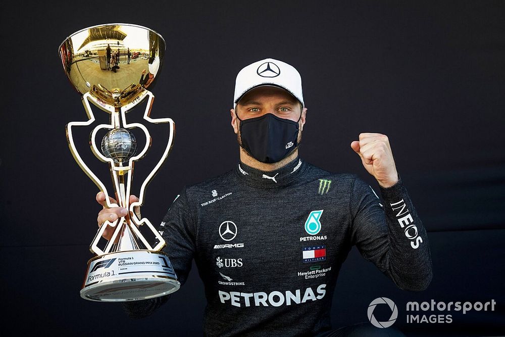 Il vincitore Valtteri Bottas, Mercedes-AMG F1 con il trofeo