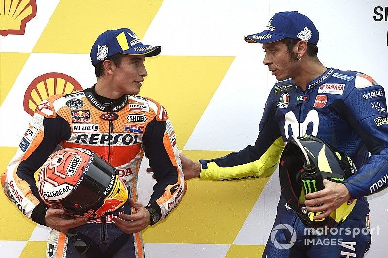Rossi se disculpa con Márquez por entorpecerle en la pista