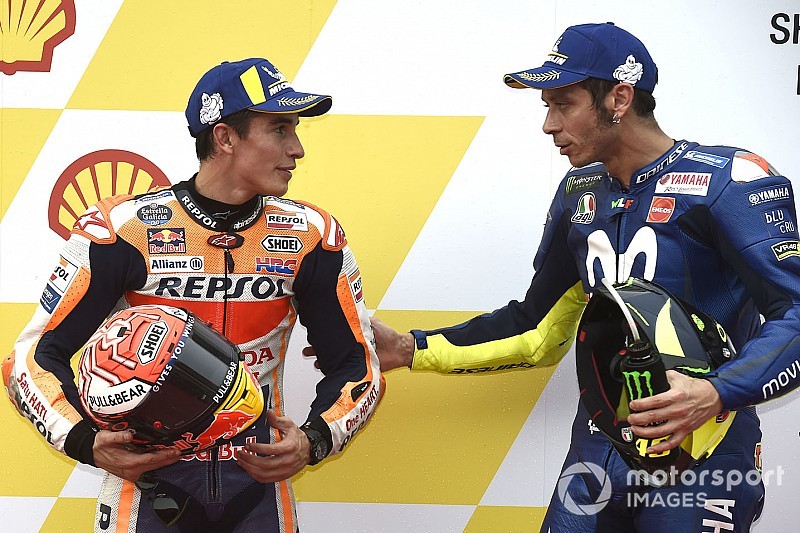 Rossi se disculpa con Márquez por entorpecerle en la pista