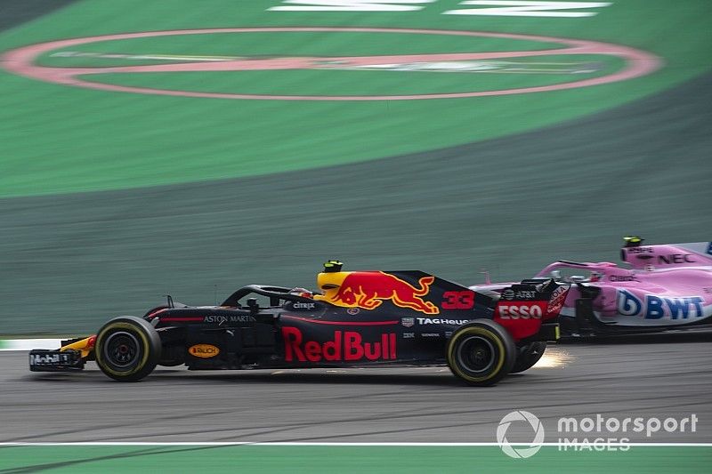 El líder de la carrera Max Verstappen, Red Bull Racing RB14 choca con Esteban Ocon, Racing Point Force India VJM11 