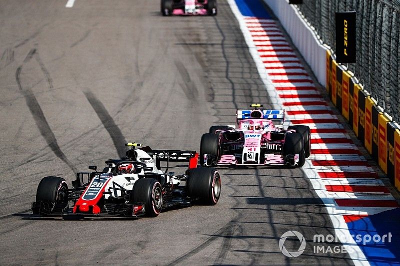 Kevin Magnussen, Haas F1 Team VF-18, lidera a  Esteban Ocon, Racing Point Force India VJM11