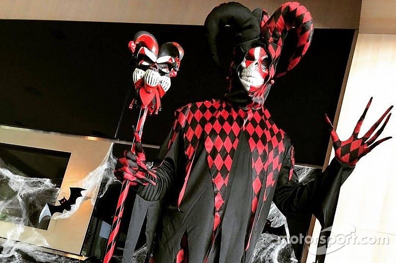 Piloto de Ferrari se disfraza para Halloween