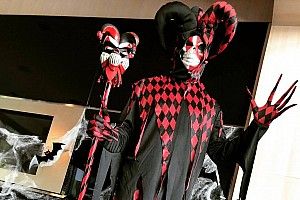Piloto de Ferrari se disfraza para Halloween