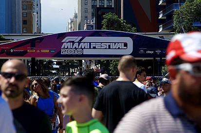 A Super Bowl előtt tüntettek az F1 ellen Miamiban, de ki nem találná, kikkel kerültek összetűzésbe