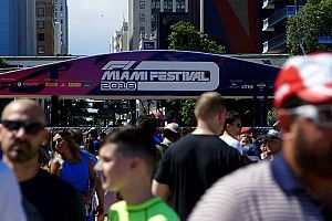 A Super Bowl előtt tüntettek az F1 ellen Miamiban, de ki nem találná, kikkel kerültek összetűzésbe