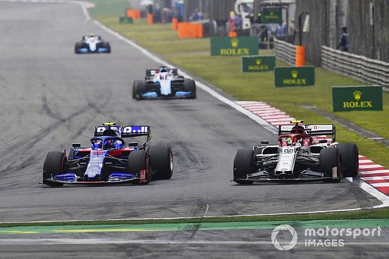 Alexander Albon, Toro Rosso STR14, battles with Antonio Giovinazzi, Alfa Romeo Racing C38, ahead of George Russell, Williams Racing FW42, and Kimi Raikkonen, Alfa Romeo Racing C38