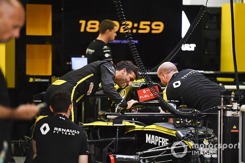 Daniel Ricciardo, Renault F1 Team, dans son garage avec ses mécaniciens