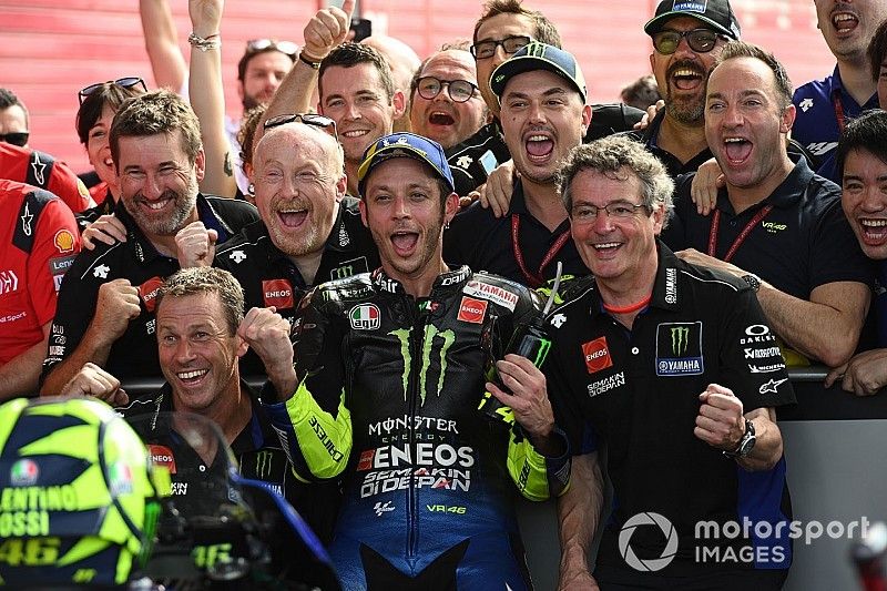 Segundo lugar Valentino Rossi, Yamaha Factory Racing celebra en parc ferme