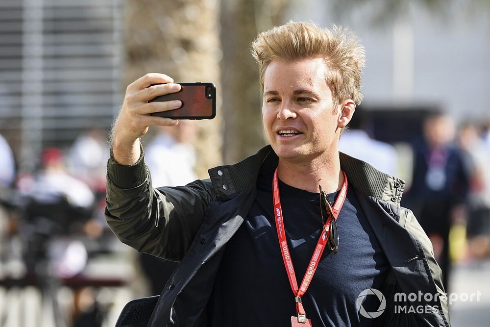 Nico Rosberg takes a selfie