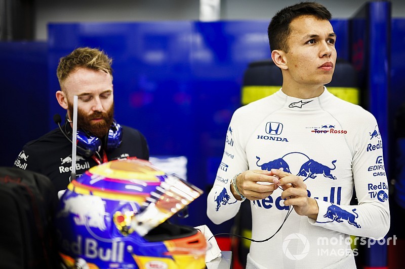 アルボン、タイ人初のF1ドライバー”ビラ王子”の功績を称える特製メットで上海に挑む