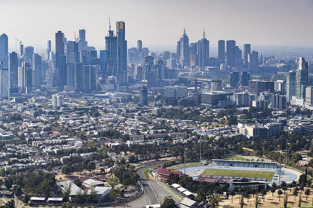 La ville de Melbourne derri&egrave;re le circuit