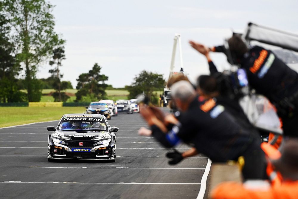BTCC Croft: Shedden beats Cook in finale