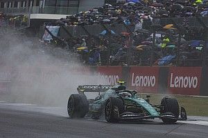 Феттель объяснил слабый темп Aston Martin: Машина все делает с задержкой