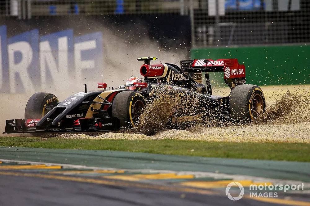 Pastor Maldonado, Lotus E22 Renault spins into the gravel