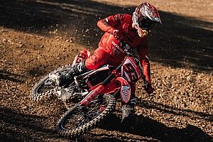 Los Márquez se entrenan con la moto de cross en Montmeló (vídeo)