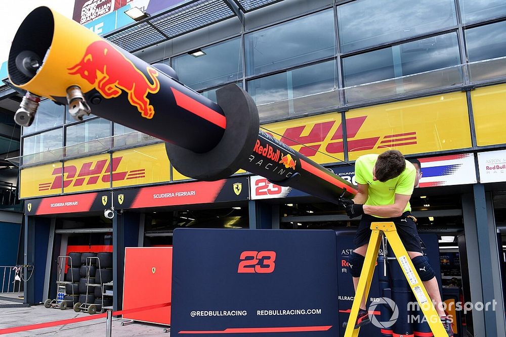 Un membre de l'équipe Red Bull démonte du matériel dans la voie des stands