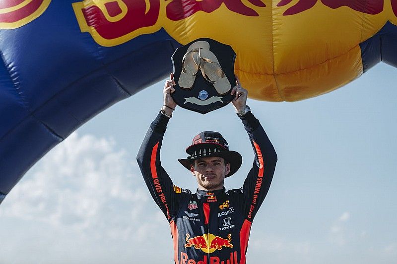 Max Verstappen is streamelni fog, a rajongók már az első közvetítés előtt lerohanták az oldalát
