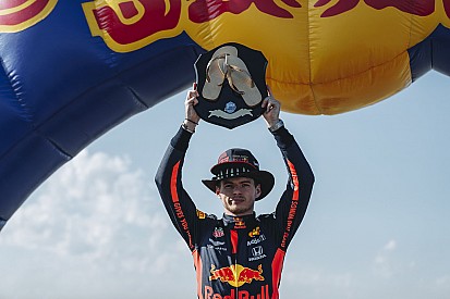 Max Verstappen is streamelni fog, a rajongók már az első közvetítés előtt lerohanták az oldalát
