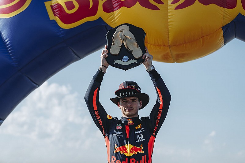 Max Verstappen is streamelni fog, a rajongók már az első közvetítés előtt lerohanták az oldalát