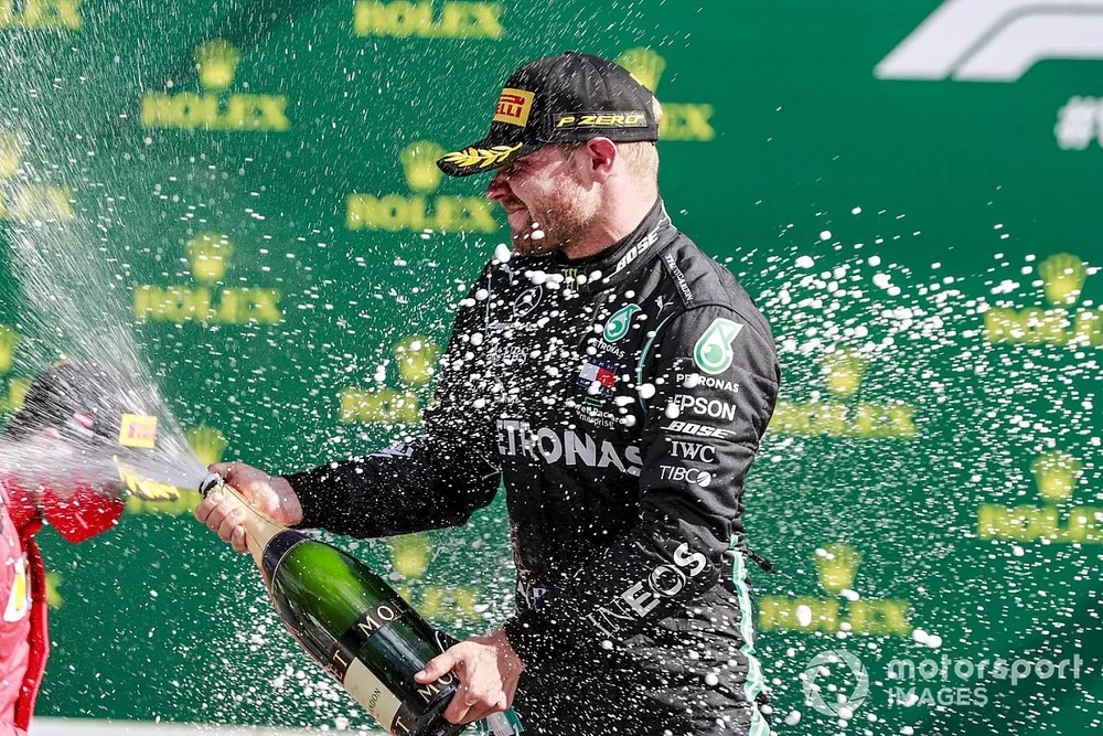 Race winner Valtteri Bottas, Mercedes-AMG Petronas F1 celebrates on the podium with the champagne