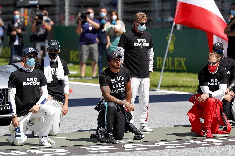 Nicholas Latifi, Williams Racing, George Russell, Williams Racing, Lewis Hamilton, Mercedes-AMG Petronas F1, Kimi Raikkonen, Alfa Romeo, Sebastian Vettel, Ferrari, Valtteri Bottas, Mercedes-AMG Petronas F1, arrodillados en apoyo de la campa&ntilde;a Black Lives Matter