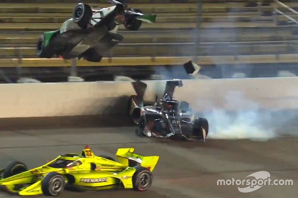 VÍDEO: Carro levanta voo em acidente impressionante na Indy