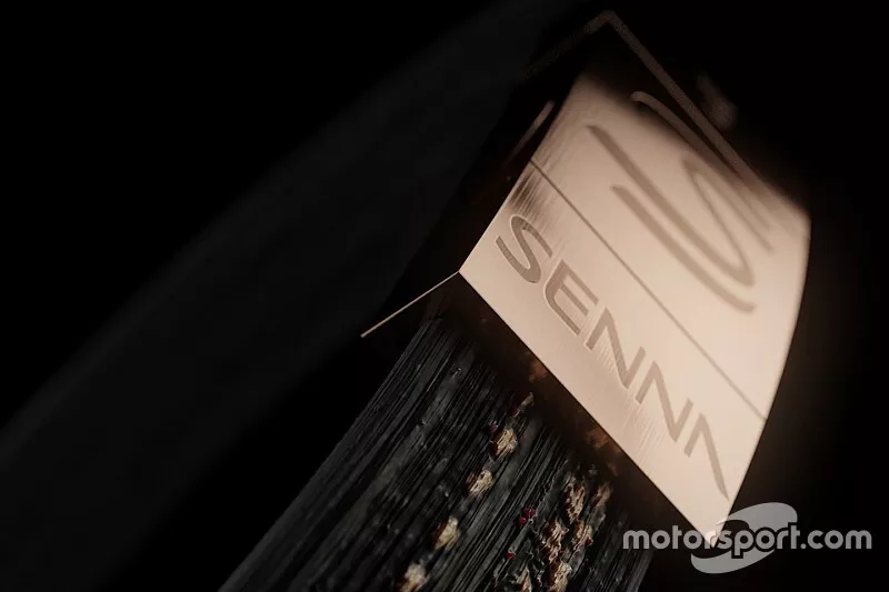 Bracciali con le gomme di Ayrton Senna