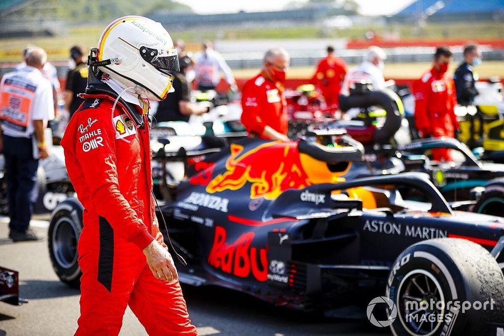 Sebastian Vettel, Ferrari en Parc Ferme mirando el monoplaza de Max Verstappen, Red Bull Racing RB1