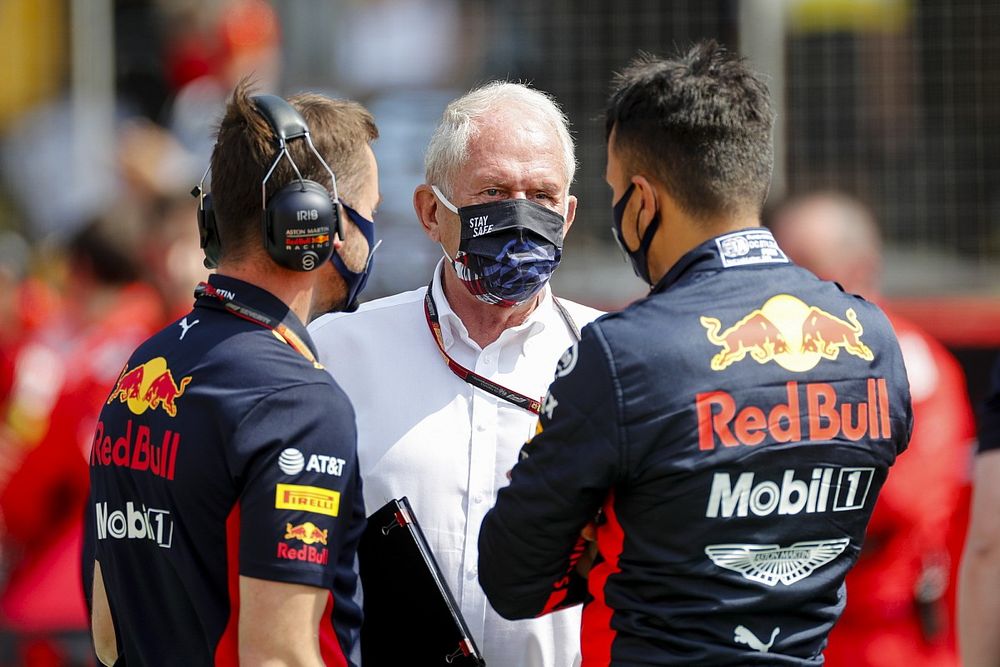 Alex Albon, Red Bull Racing, parla con Helmut Marko, Consultant, Red Bull Racing