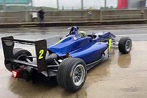 McLaren-coureurs Sainz en Norris in actie op nat Silverstone