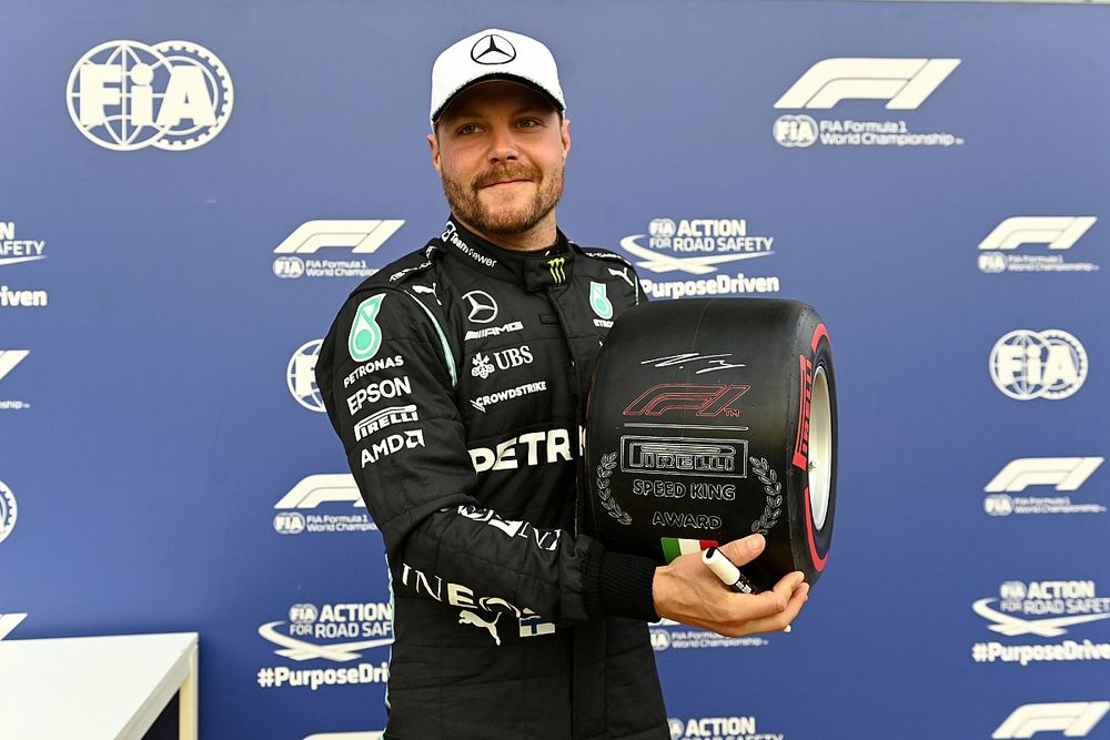 L'uomo della pole Valtteri Bottas, Mercedes, con il Pirelli Pole Position Award