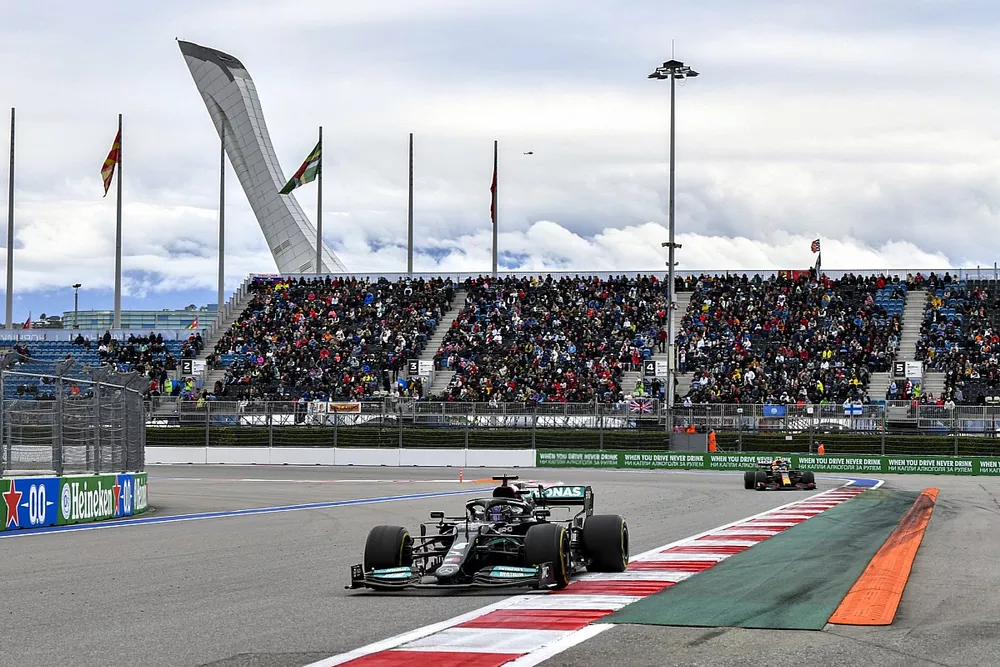 Lewis Hamilton, Mercedes W12, Sergio Perez, Red Bull Racing RB16B