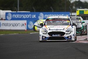 Croft BTCC: Hill cruises to comprehensive Race 2 victory over Moffat