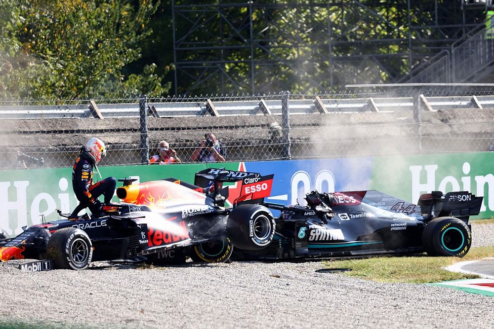 Max Verstappen, Red Bull Racing, descend de sa monoplace après le crash avec Lewis Hamilton, Mercedes W12