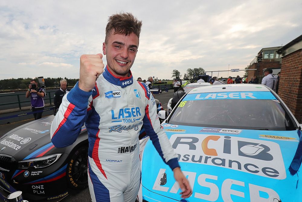 Croft BTCC: Moffat sweeps to first pole, denying Hill