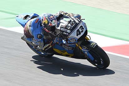 Márquez domina un libre con lluvia y show de Miller