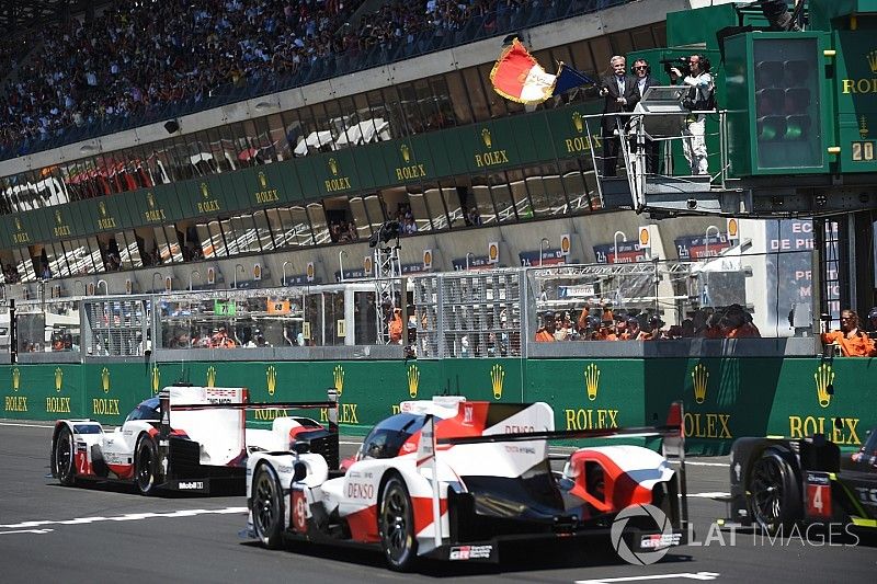 Chase Carey, FOM CEO waves the French flag to give the start of the race