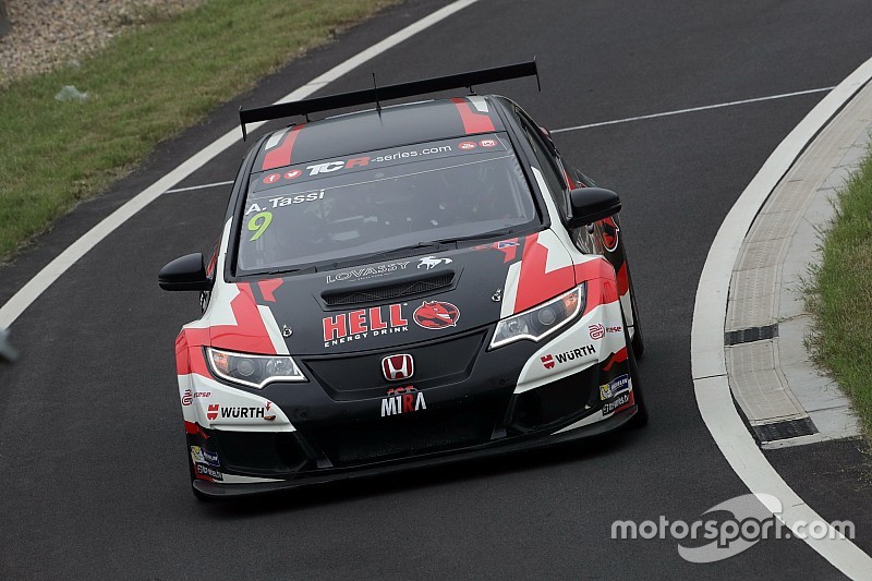 TCR: Három autóval versenyez Dubajban Michelisz csapata