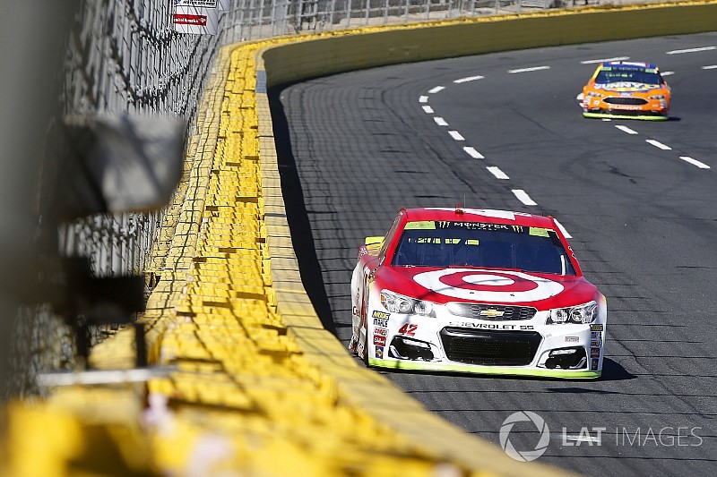 Larson logró el mejor tiempo en la primera de Charlotte
